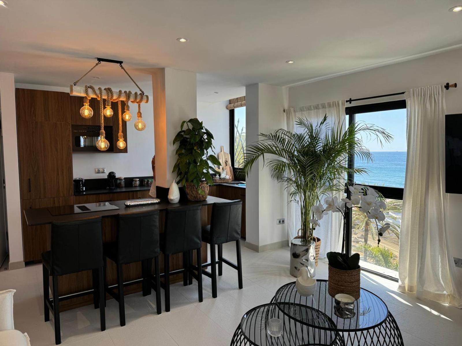 Marbella Beachfront Apartment Bagian luar foto